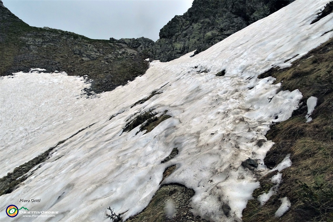 66 Alla Bocchetta Triomen (2200 m) pestando un po' di neve.JPG -                                